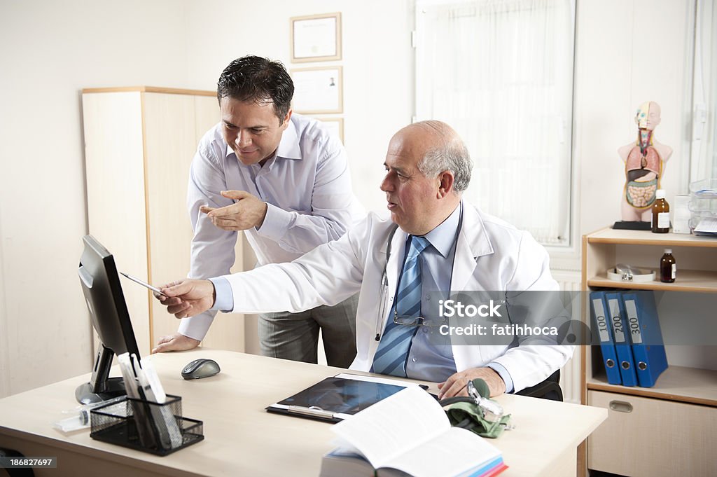 Médico e um paciente - Foto de stock de Cuidado royalty-free