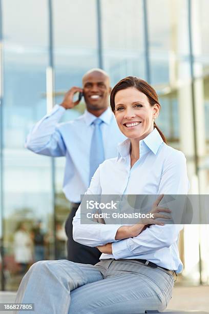 Photo libre de droit de Femme Daffaires Souriant banque d'images et plus d'images libres de droit de Deux personnes - Deux personnes, Employé de l'administration, Adulte