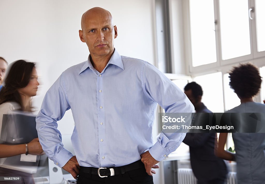 Posando empresario en una oficina de negocios - Foto de stock de 30-39 años libre de derechos