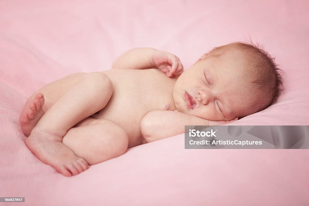 Menina de bebê recém-nascido dormir tranquilamente em cobertor cor-de-rosa - Foto de stock de 0-1 Mês royalty-free