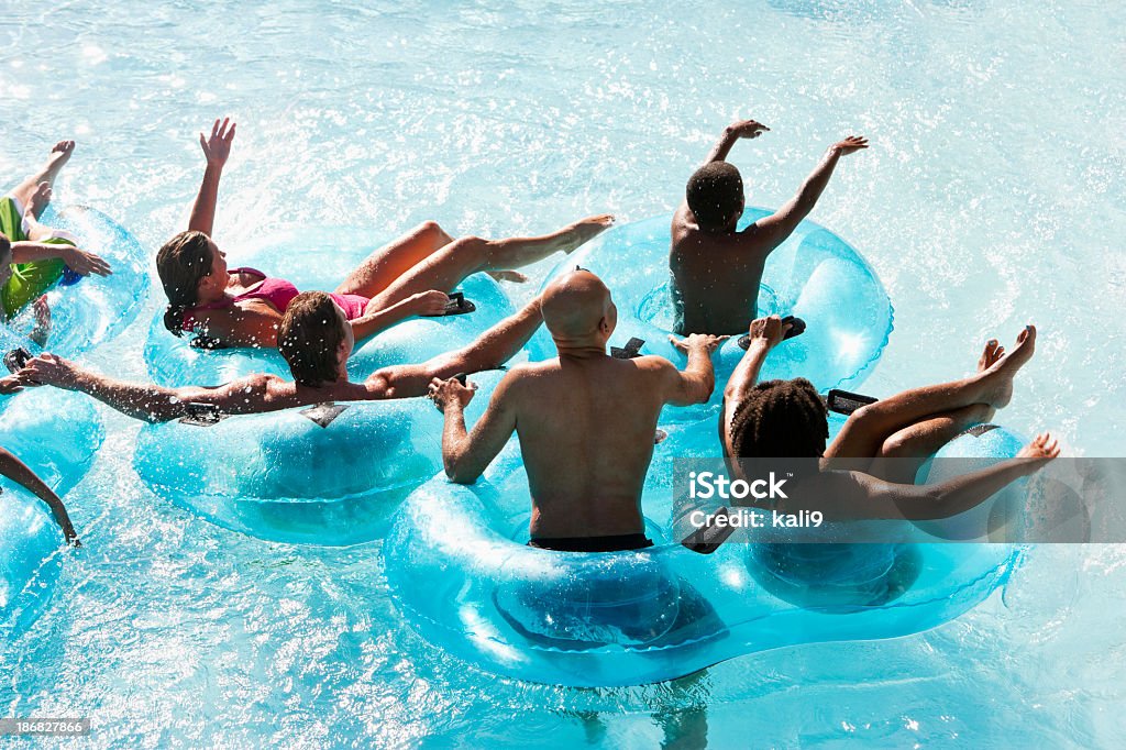 Grupo de pessoas no innertubes no Parque Aquático - Royalty-free Preguiça - Conceito Foto de stock