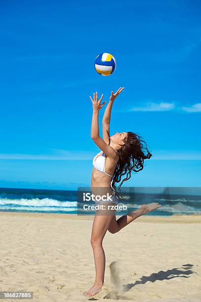 Kobieta Gra Volleyball - zdjęcia stockowe i więcej obrazów 18-19 lat - 18-19 lat, Aktywny tryb życia, Bikini