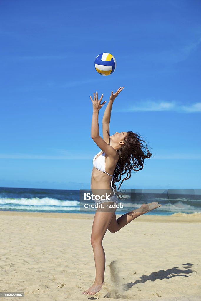 Mulher jogando vôlei - Foto de stock de 18-19 Anos royalty-free