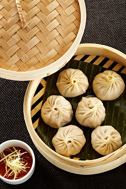 dim-sum-knödel - chinese dumpling vertical dumpling asian culture stock-fotos und bilder