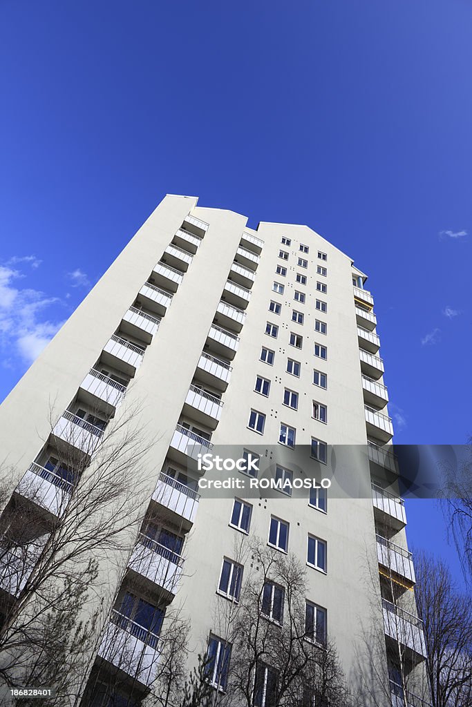 Edificio en azul sky.tall apartment building en Oslo, Noruega - Foto de stock de Alto - Descripción física libre de derechos