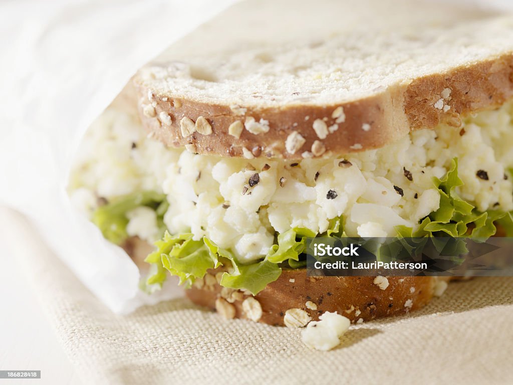 Saludable sándwich de huevo con mayonesa de Pan multicereal - Foto de stock de Sándwich de huevo con mayonesa libre de derechos
