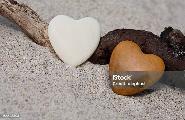 Solitário Corações - Fotografias de stock e mais imagens de Dois Objetos - Dois Objetos, Natureza, Símbolo do Coração