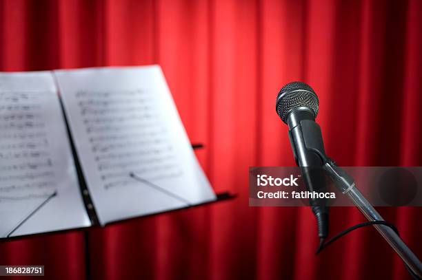 Mikrofon Und Beachten Stockfoto und mehr Bilder von Aufführung - Aufführung, Bühne, Bühnentheater