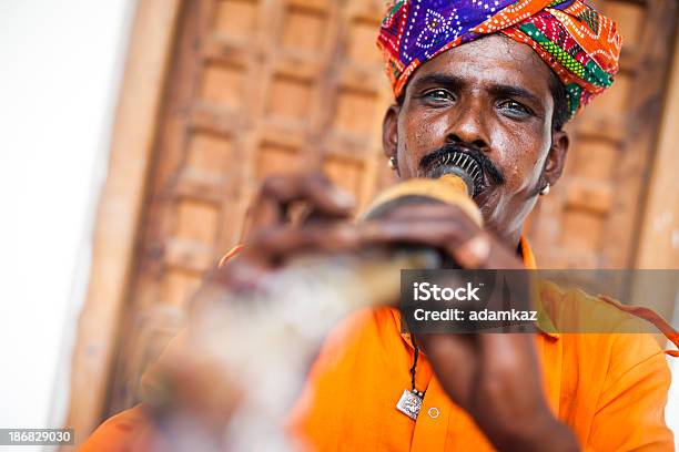 Foto de Indian Encantador De Serpentes e mais fotos de stock de Adulto - Adulto, Animal, Arte, Cultura e Espetáculo