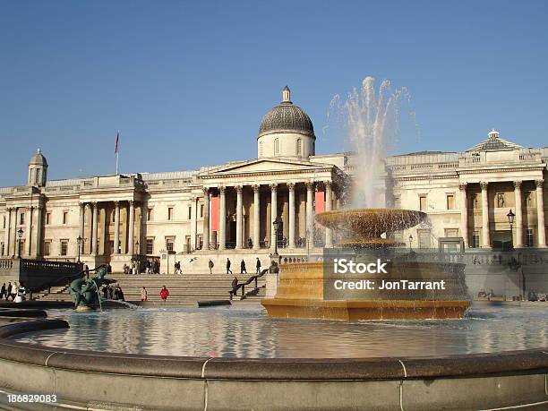 Trafalgar Square Em Londres Inglaterra - Fotografias de stock e mais imagens de Degraus - Degraus, Governo, Pessoas