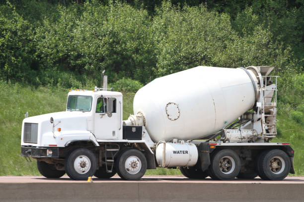 entregar de betão - truck motion road cement truck imagens e fotografias de stock