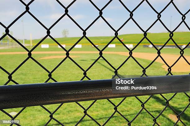 Photo libre de droit de Vue À Travers Lenceinte Du Stade De Baseball De Banc De Touche Banc De Musculation banque d'images et plus d'images libres de droit de Banc