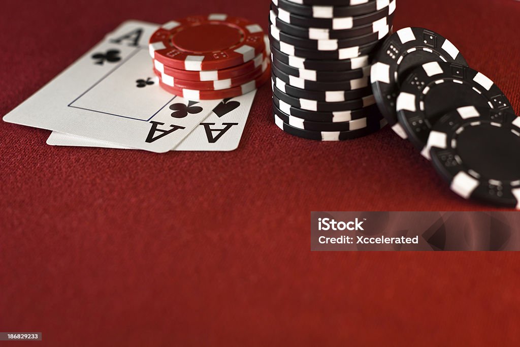 Aces, Casino Chips, Red Pokertisch - Lizenzfrei Poker Stock-Foto