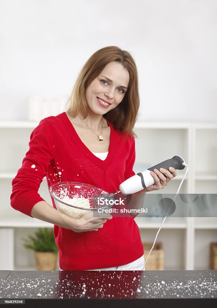 Une jeune femme dans la cuisine - Photo de 20-24 ans libre de droits