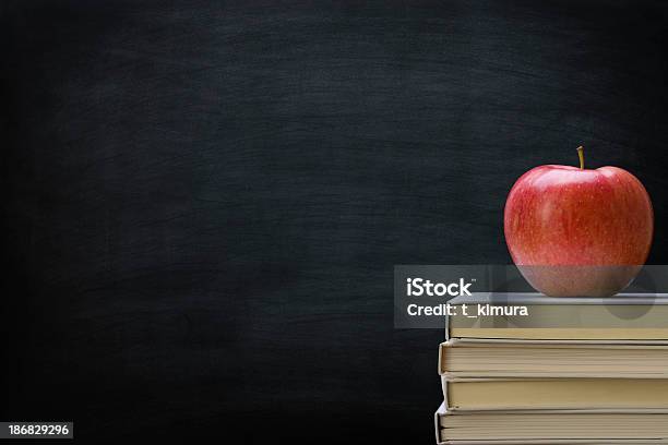 Chalkboard Con Libro - Fotografie stock e altre immagini di Mela - Mela, Lavagna, Educazione