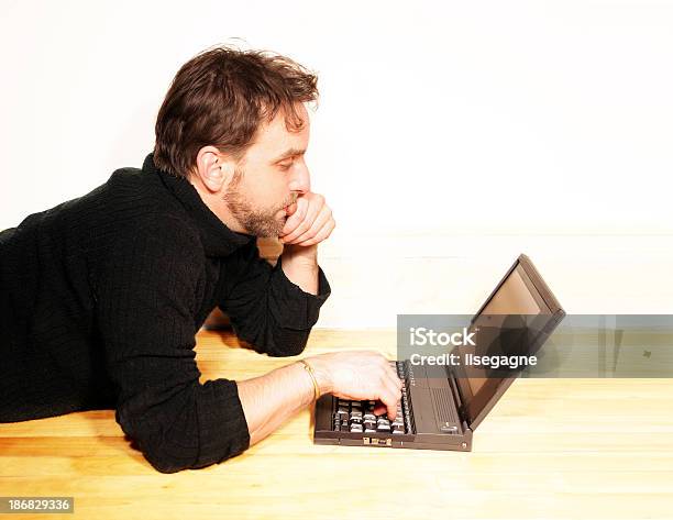 Zrelaksowany Człowiek Działa Na Jego Laptopie - zdjęcia stockowe i więcej obrazów Czarny kolor - Czarny kolor, Mężczyźni, Sweter