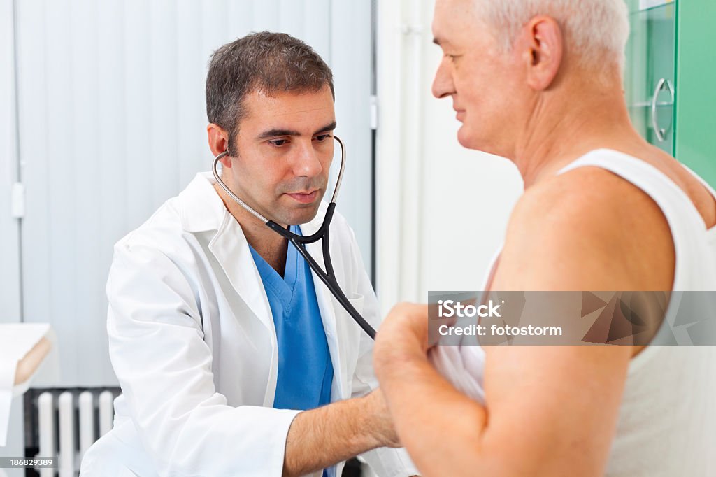 Médico examinar paciente com Estetoscópio - Royalty-free 30-39 Anos Foto de stock