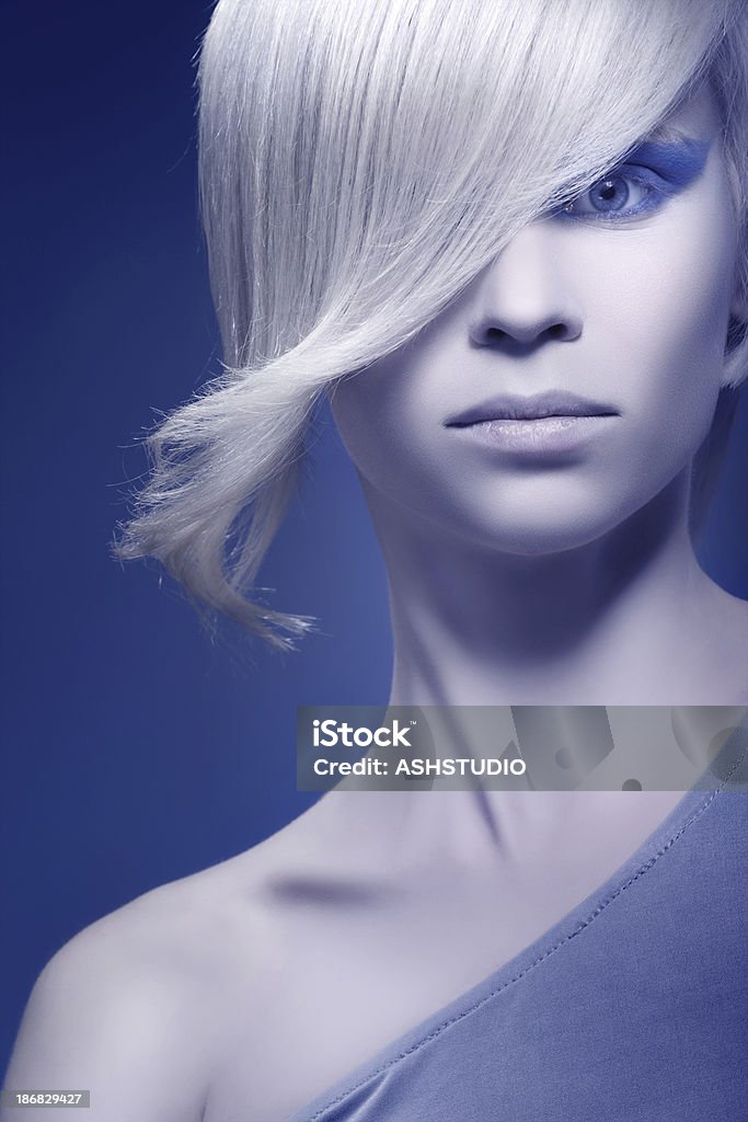 Fashion model posing на синем фоне - Стоковые фото 20-24 года роялти-фри