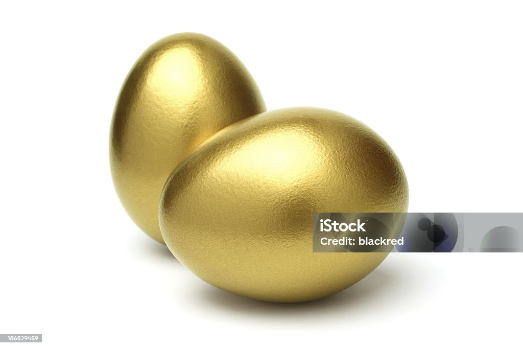 Dois ovos de ouro sobre fundo branco - Foto de stock de Ouro - Metal royalty-free