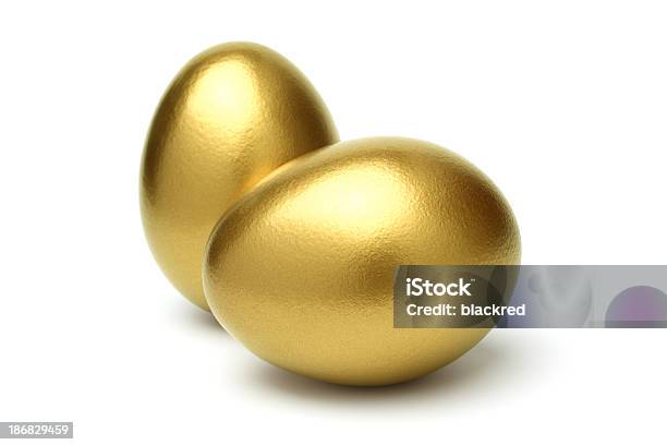 Foto de Dois Ovos De Ouro Sobre Fundo Branco e mais fotos de stock de Ouro - Metal - Ouro - Metal, Ovo de Páscoa, Dourado - Descrição de Cor