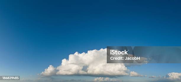 Foto de Nuvens E Céu e mais fotos de stock de Azul - Azul, Branco, Cloudscape