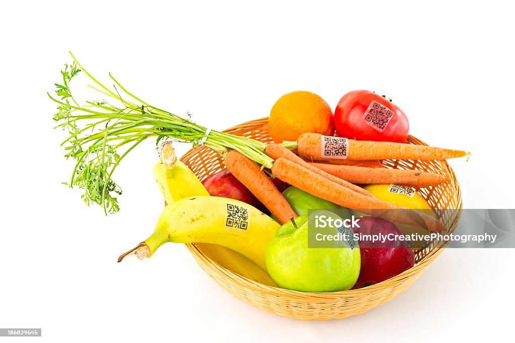 Corbeille de fruits et de légumes avec QR Code Label - Photo de Aliment libre de droits