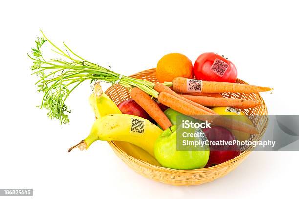 Foto de Cesta De Frutas E Legumes Com Código Qr Rótulos e mais fotos de stock de Comida - Comida, Código de Barra, Etiqueta - Mensagem