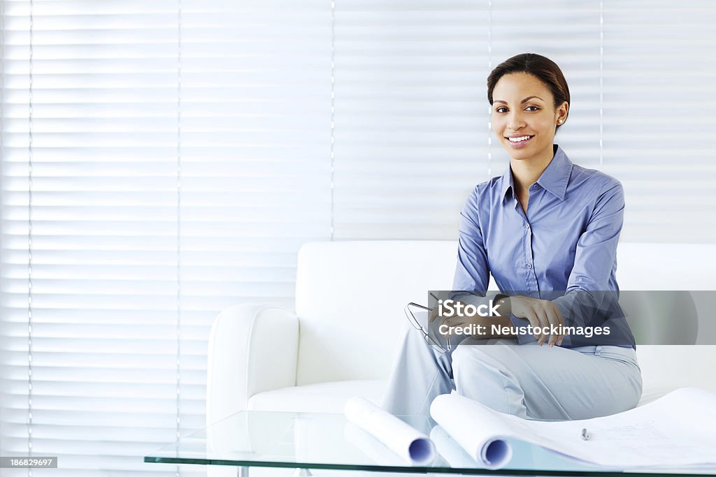 여성 건축설계사 앉아 소파, 청사진 마무리 - 로열티 프리 20-29세 스톡 사진