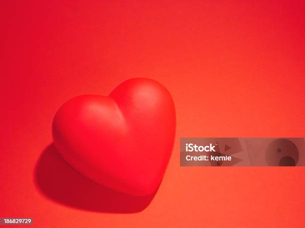 Corazón Foto de stock y más banco de imágenes de Amor - Sentimiento - Amor - Sentimiento, Kitsch, Agresión