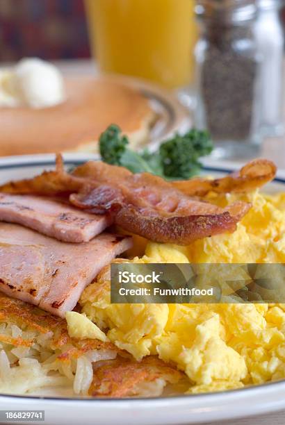 Amerikanisches Restaurant Speisen Frühstück Ei Schinken Speck Pfannkuchen Orange Juice Stockfoto und mehr Bilder von Ei