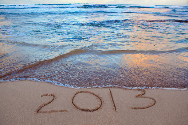 adeus ano novo - 2013 beach sand new years day imagens e fotografias de stock