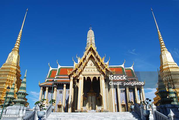 Wat Phra Kaew - Fotografie stock e altre immagini di Arti e mestieri - Arti e mestieri, Lamina d'oro - Metallo, Ambientazione esterna