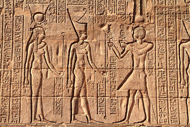 壁リリーフ、柱式ホール、寺院のクヌム、esna 、エジプト - luxor egypt temple ancient egyptian culture ストックフォトと画像