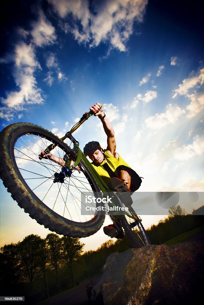 mountain bike radical saltou de rock - Foto de stock de Adolescente royalty-free