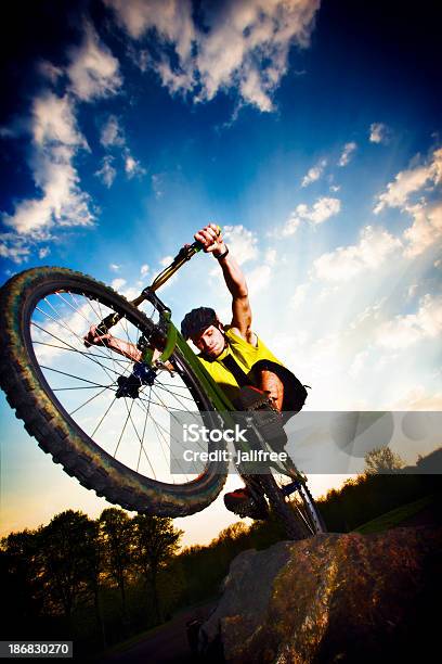 Foto de Mountain Bike Radical Saltou De Rock e mais fotos de stock de Adolescente - Adolescente, Alto - Descrição Geral, Bicicleta