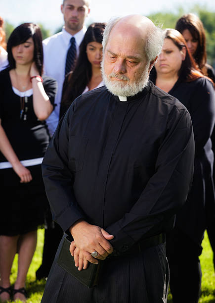 istock Clergy at a Funeral 186830311