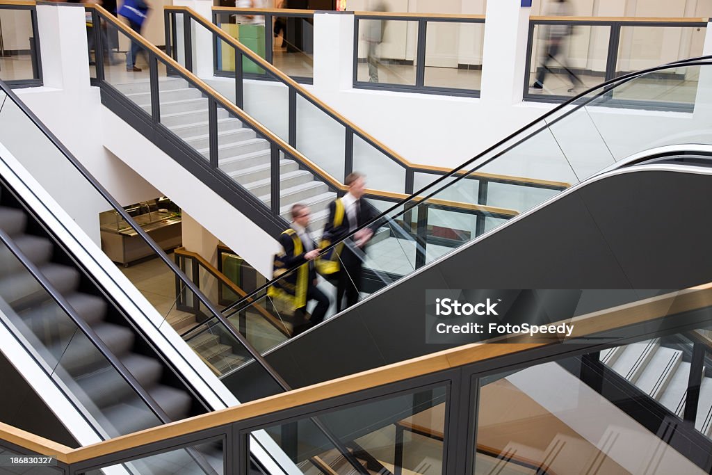 Pessoas na escada rolante - Foto de stock de Crescimento royalty-free