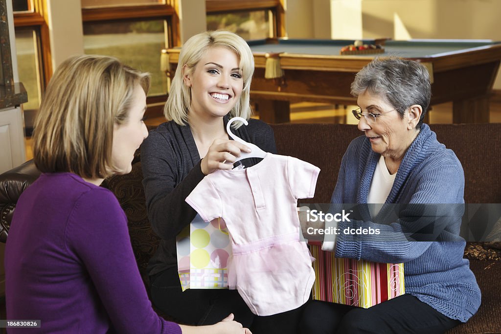 Trois générations de femmes partagent cadeaux pour bébés - Photo de Adulte libre de droits