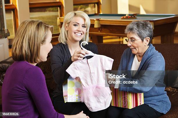 Photo libre de droit de Trois Générations De Femmes Partagent Cadeaux Pour Bébés banque d'images et plus d'images libres de droit de Adulte