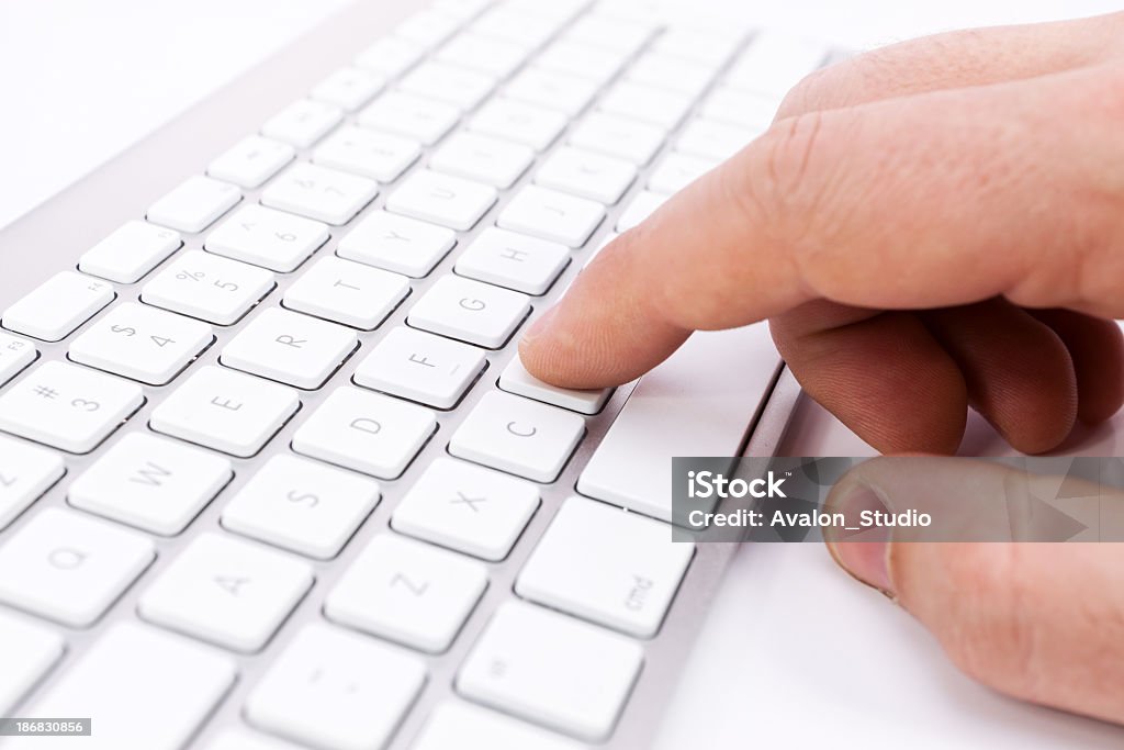 Teclado de ordenador y de la mano - Foto de stock de Aparato de información libre de derechos