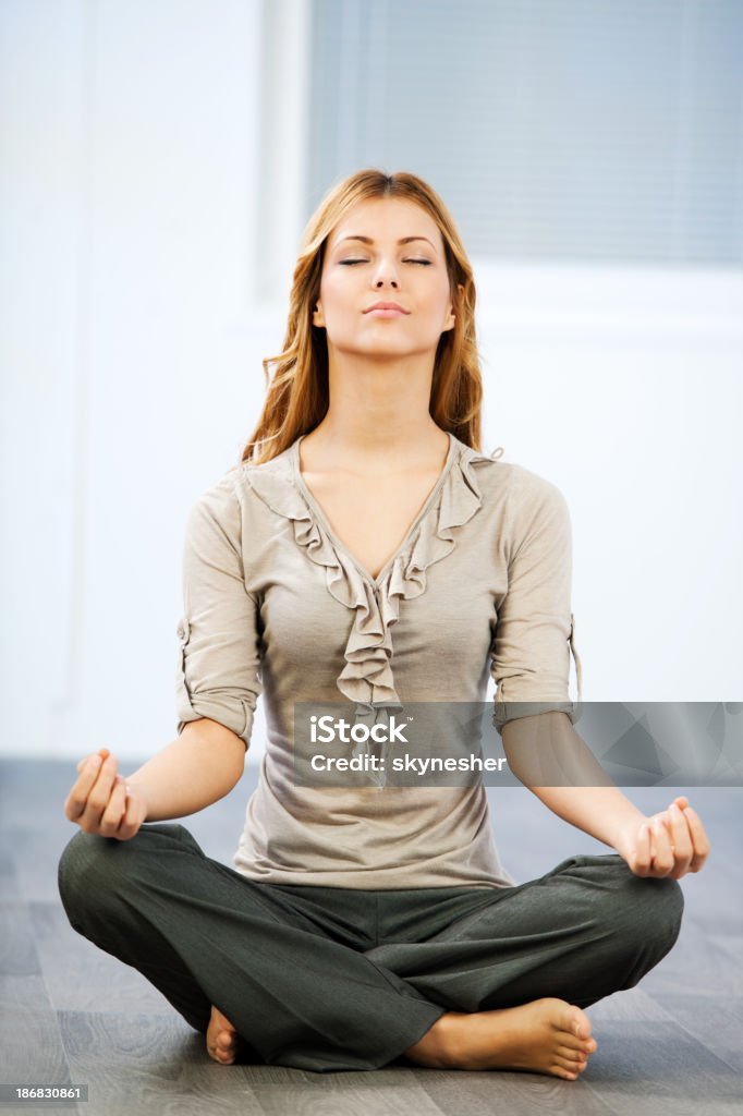 Giovane donna esercizio yoga business - Foto stock royalty-free di Ufficio