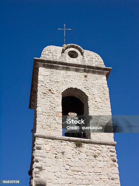 Belltower Em Um Céu Azul - Fotografias de stock e mais imagens de Antigo - Antigo, Arcaico, Arquitetura