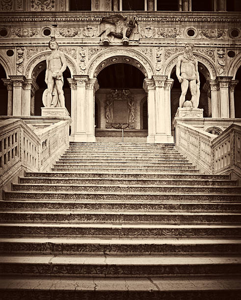 giant's staircase presso palazzo ducale - doges palace palazzo ducale staircase steps foto e immagini stock