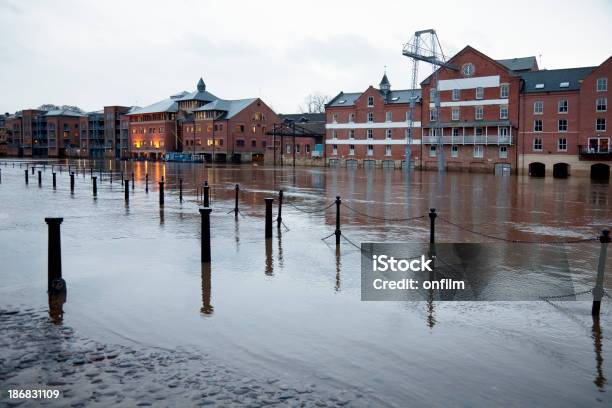 Inundada De Edifícios - Fotografias de stock e mais imagens de Enchente - Enchente, Reino Unido, Exterior de edifício