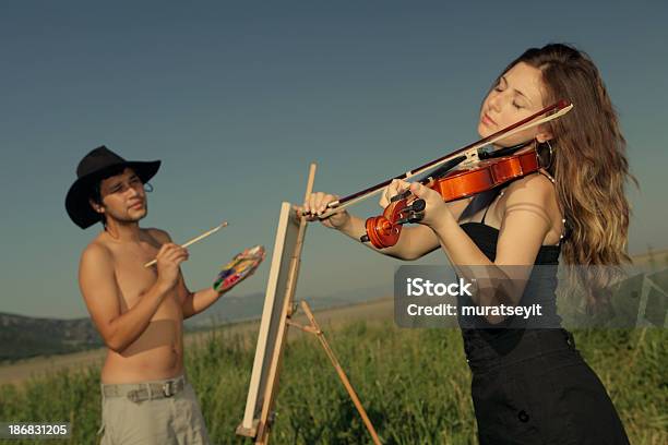 Pintura Na Natureza - Fotografias de stock e mais imagens de 20-29 Anos - 20-29 Anos, Adolescência, Adulto