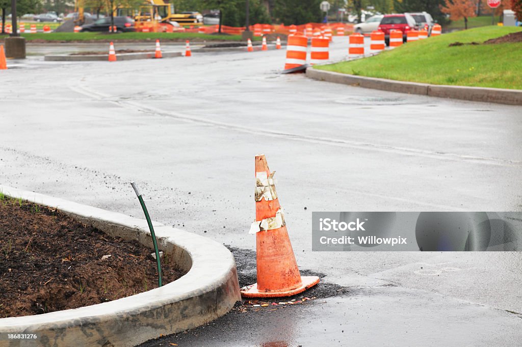 Cono señalizador rebozados en el sitio de construcción de carretera - Foto de stock de Aparcamiento libre de derechos