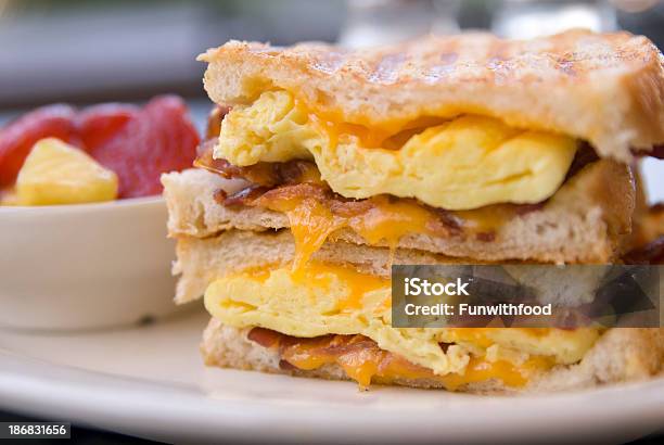 Rührei Speck Käse Frühstück Omelette Panini Toastsandwiches Stockfoto und mehr Bilder von Panini