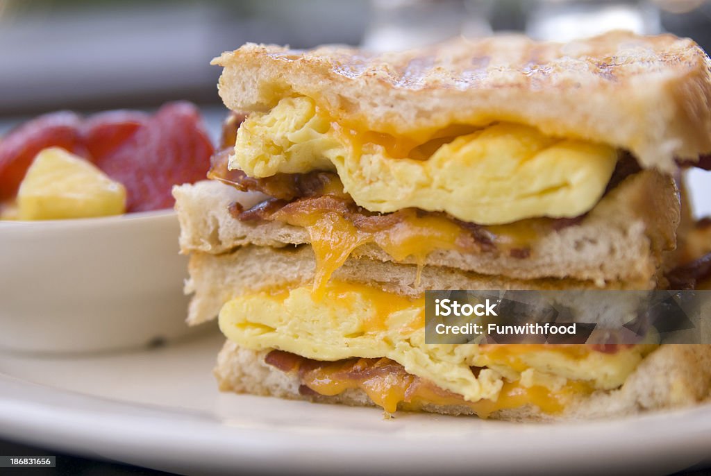 Яичница с беконом & сыр утро на завтрак омлет Панини Бутерброд тост - Стоковые фото Панини роялти-фри