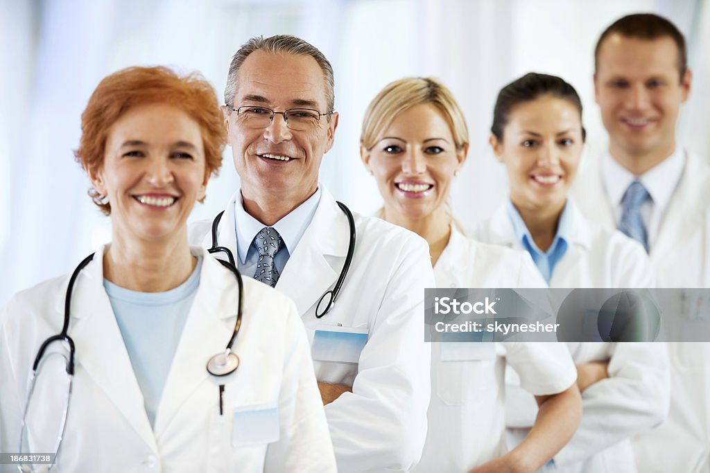 Lächelnd erfolgreiche team von Ärzten - Lizenzfrei Allgemeinarztpraxis Stock-Foto