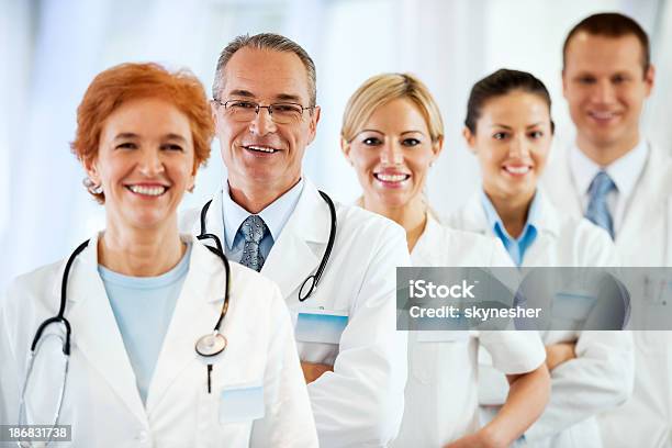 Lächelnd Erfolgreiche Team Von Ärzten Stockfoto und mehr Bilder von Allgemeinarztpraxis - Allgemeinarztpraxis, Alter Erwachsener, Arzt